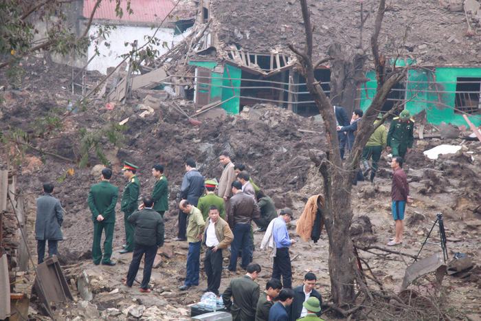 Policemen are seen at the site of the explosion. Photo: Tuoi Tre
