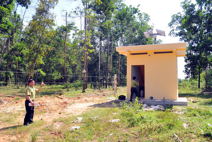 A substation uses solar energy to power the electric fence. Photo: Tuoi Tre