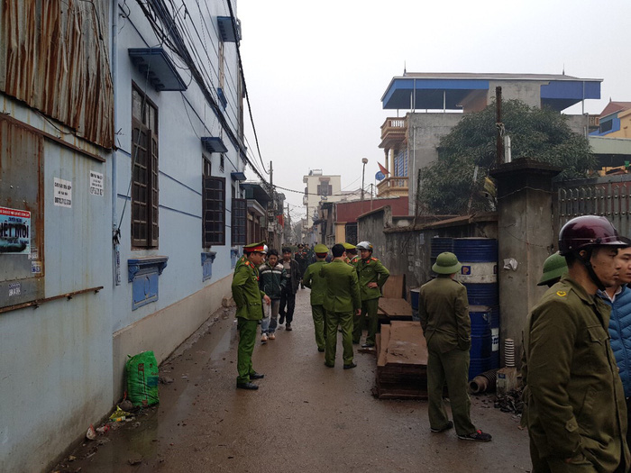 Policemen are seen at the site of the explosion. Photo: Tuoi Tre