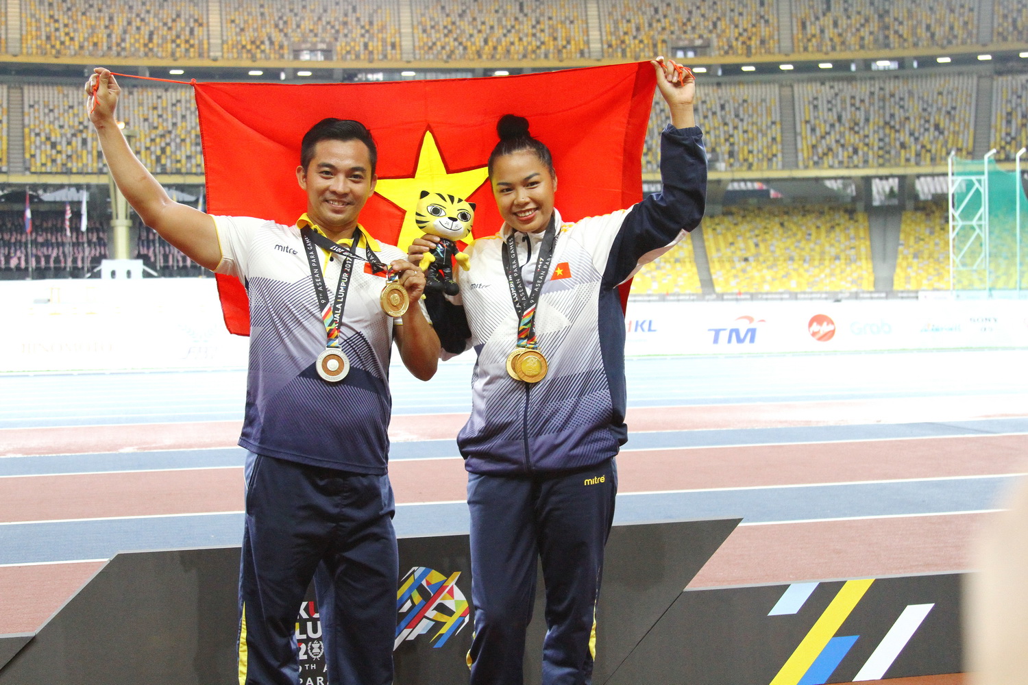Cao Ngoc Hung and his wife, Nguyen Ngoc Hai, celebrate their achievements at the 2017 ASEAN Para Games in Malaysia. Photo: Tuoi Tre
