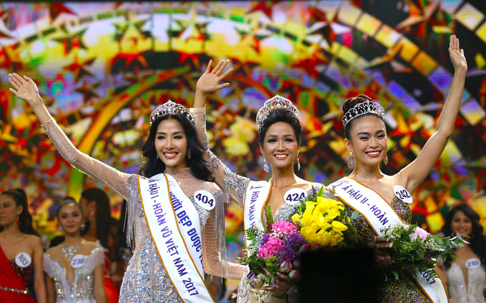 (From left) First runner-up Hoang Thi Thuy, Miss Universe Vietnam 2017 H’Hen Nie, and second runner-up Mau Thi Thanh Thuy wave at the audience after the coronation. Photo: Tuoi Tre