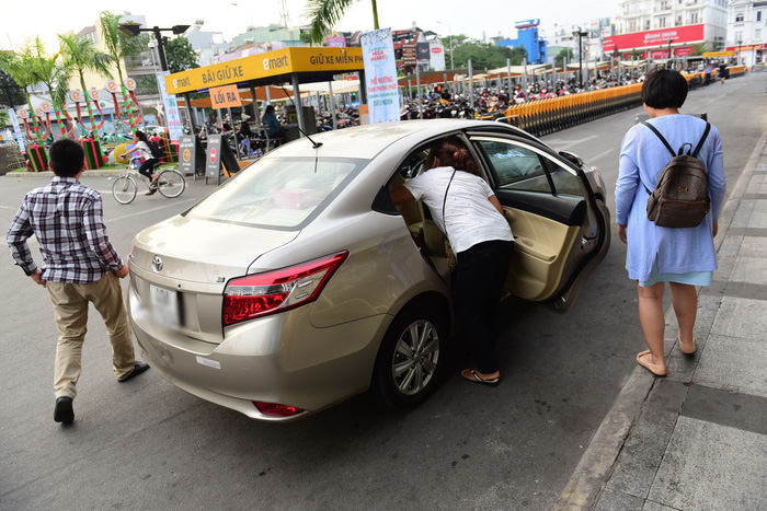 An Uber car picks up passengers in Ho Chi Minh City. Photo: Tuoi Tre