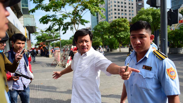 Doan Ngoc Hai during a sidewalk crackdown. Photo: Tuoi Tre