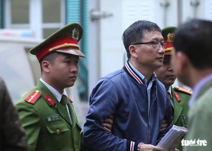 Trinh Xuan Thanh is escorted to court in Hanoi on January 8, 2018. Photo: Tuoi Tre