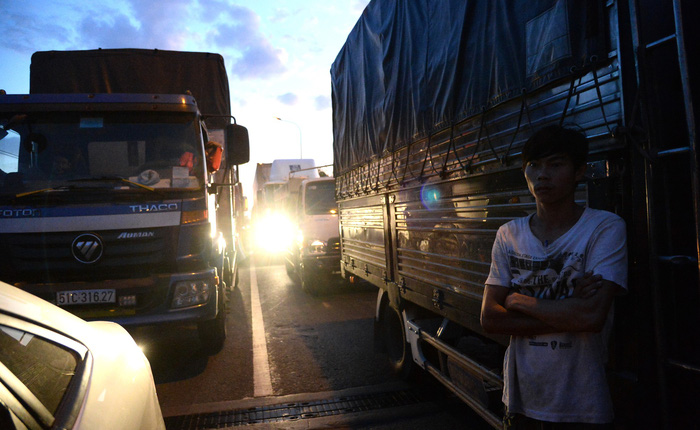 A driver reacts to the congestion on Phu My Bridge. Photo: Tuoi Tre