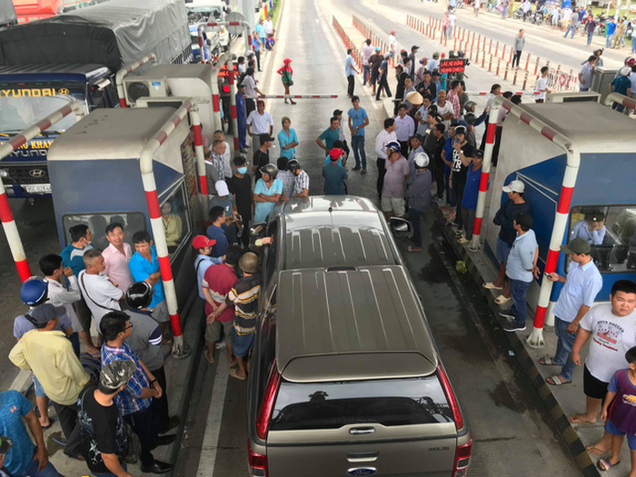 People express their disapproval at the toll station in Can Tho. Photo: Tuoi Tre