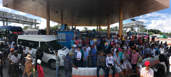 Many people gather at the toll station in Soc Trang Province to protest on January 8, 2018. Photo: Tuoi Tre