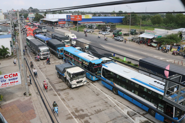 Congestion at the toll station in Can Tho City as drivers refuse to pay on January 5, 2018. Photo: Tuoi Tre