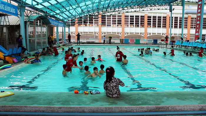 A swimming class goes on at a local swimming pool. Photo: Tuoi Tre