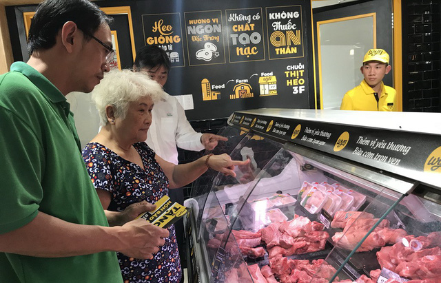 People buy traceable pork at a store in Ho Chi Minh City. Photo: Tuoi Tre