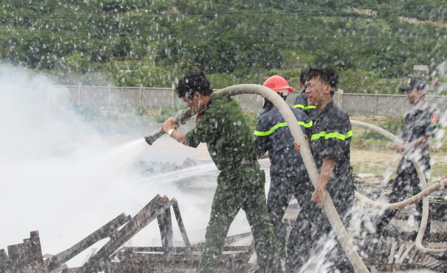 Firefighting officers battle the flame. Photo: Khanh Hoa fire department