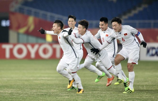 Vietnamese players celebrate after their opening goal. Photo: Tuoi Tre
