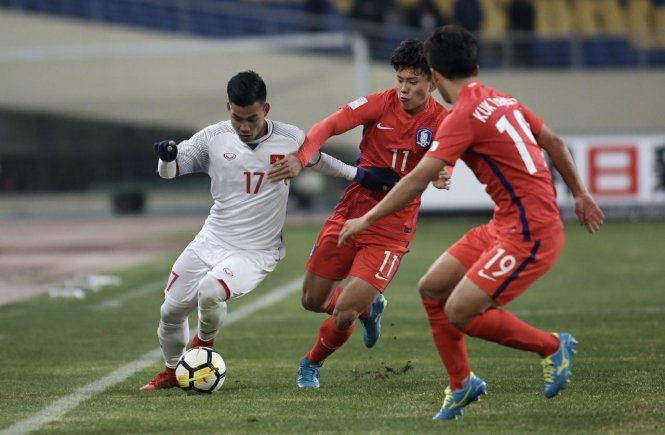 Vietnam's Van Thanh controls the ball against two South Korean players during their AFC U-23 Championship match in China on January 11, 2018. Photo: Tuoi Tre