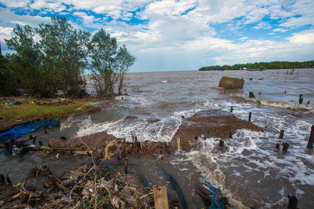 Erosion wreaks havoc on the Southern Plains of Vietnam. Photo: Tuoi Tre