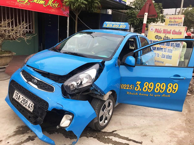 The damaged taxi that was struck by the pickup truck. Photo: Tuoi Tre