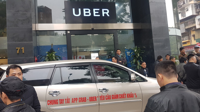 A car is driven to the Uber office during a strike in Hanoi on January 15th, 2018. Photo: Tuoi Tre