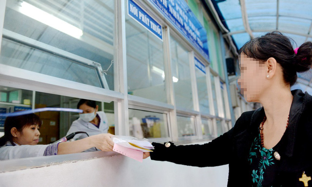 A woman buys medicine at a pharmacy inside the Hospital of Oncology in Ho Chi Minh City. Photo: Tuoi Tre