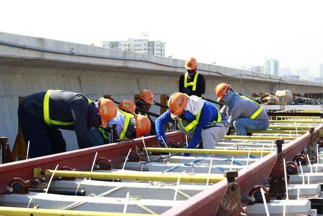 Workers and engineers carry out the installation. Photo: Tuoi Tre