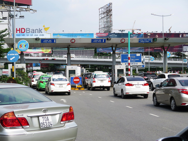 Cars approach a tollgate at Tan Son Nhat International Airport. Photo: Tuoi Tre