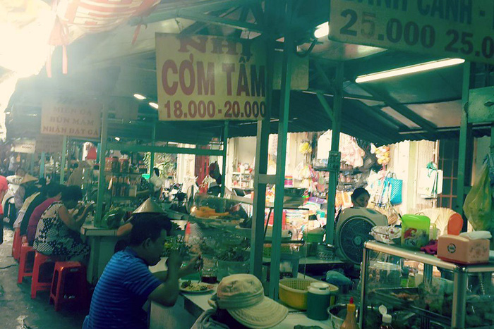 Com tam offered by the roadside at Thi Nghe Market, District 1, Ho Chi Minh City. Photo: Tuoi Tre