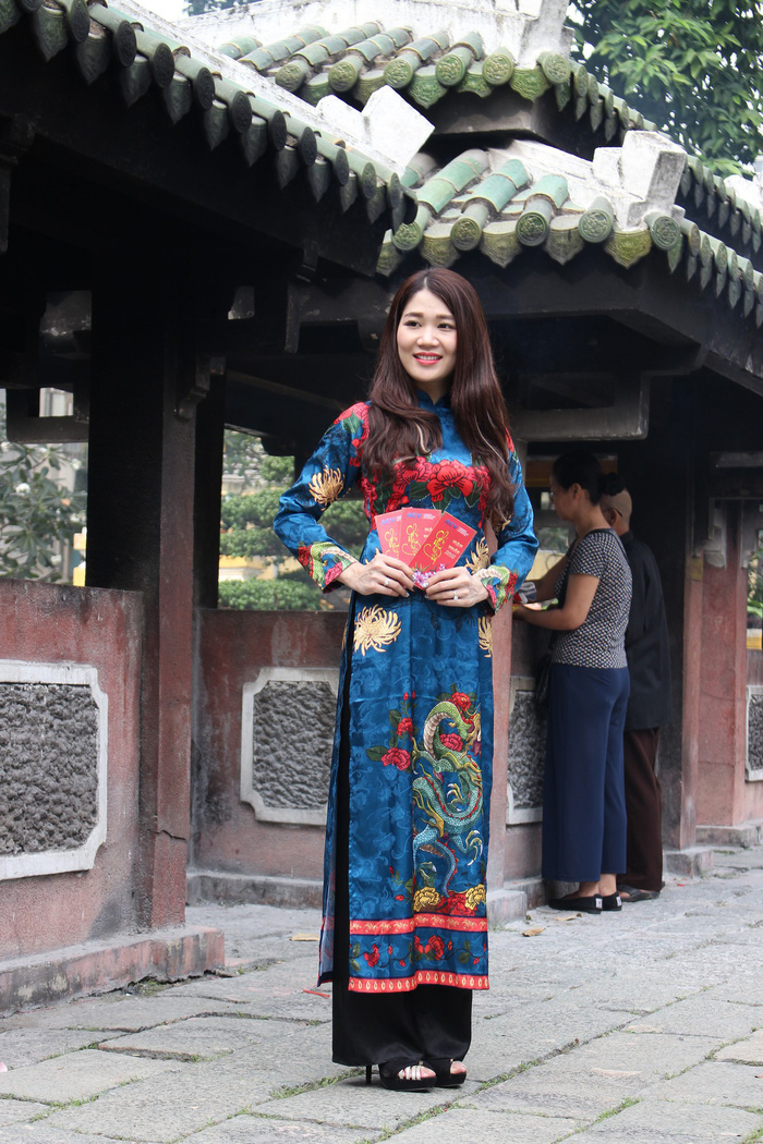 A woman wearing the traditional ao dai stands at Tomb of the Marshal in Ba Chieu, Binh Thanh District, Ho Chi Minh City. Photo: Tuoi Tre
