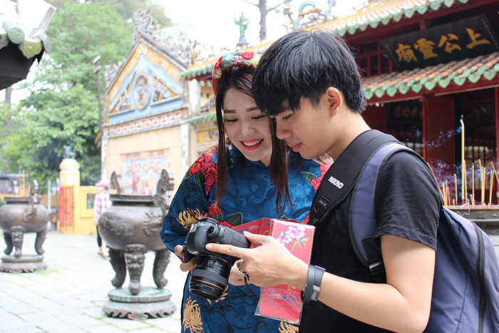 People take a look at the pictures just taken at Tomb of the Marshal in Ba Chieu, Binh Thanh District, Ho Chi Minh City. Photo: Tuoi Tre