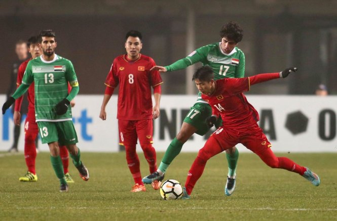 Vietnamese and Iraqi players fight for the ball during their quarterfinal game at the 2018 AFC U23 Championship in China on January 20, 2018. Photo: Tuoi Tre