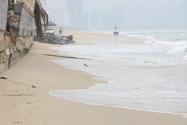 Warning signs are placed along the My Khe Beach in Da Nang. Photo: Tuoi Tre