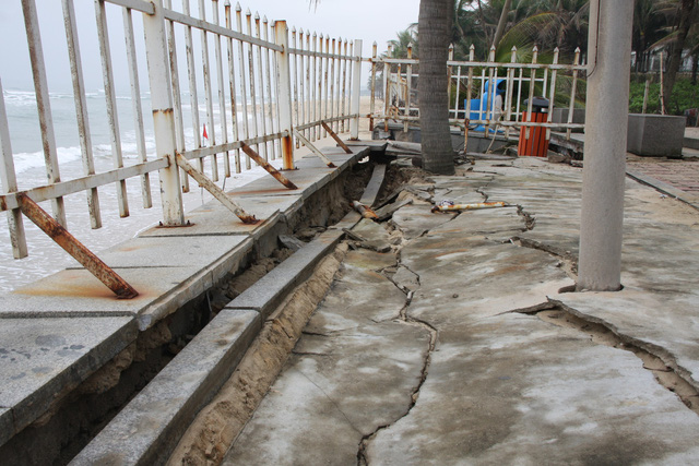 A concrete pavement along the My Khe Beach in Da Nang is cracked. Photo: Tuoi Tre