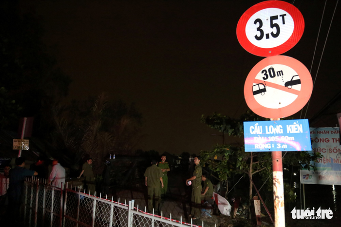 Traffic signs banning vehicles weighing more than 3.5 tons from getting on the Long Kien Bridge in Nha Be District, Ho Chi Minh City. Photo: Tuoi Tre