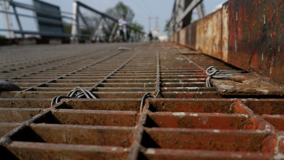 A section of the bridge is fortified by steel strings. Photo: Tuoi Tre