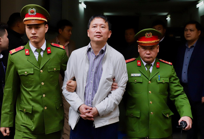 Trinh Xuan Thanh is escorted out of the court room following the sentence on January 22th, 2018. Photo: Tuoi Tre