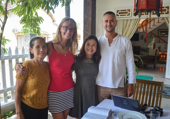 A French couple poses for a photo with their homestay hosts in Hoi An. Photo: Tuoi Tre