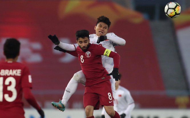 Vietnam and Qatar players fight for the ball in their semifinal match of the 2018 AFC U23 Championship in China on January 23, 2018. Photo: Tuoi Tre