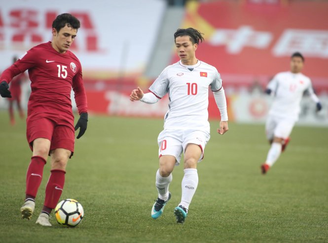 Vietnam's Cong Phuong (left) fight for the ball in their semifinal match against Qatar of the 2018 AFC U23 Championship in China on January 23, 2018. Photo: Tuoi Tre