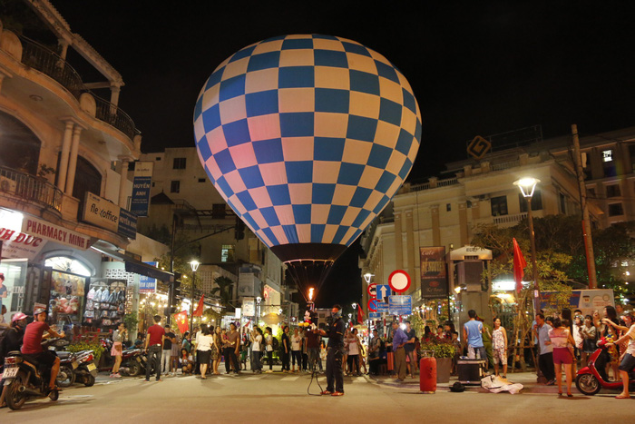 Visitors observe the balloons erected at the ends of each of the three walking streets. Photo: Tuoi Tre