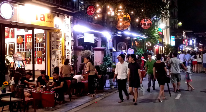 Locals spend time on the walking streets. Photo: Tuoi Tre