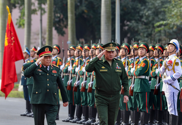 Minister Ngo Xuan Lich and Minister Sergey Shoygu review the guard of honor in Hanoi on January 23, 2018. Photo: Tuoi Tre