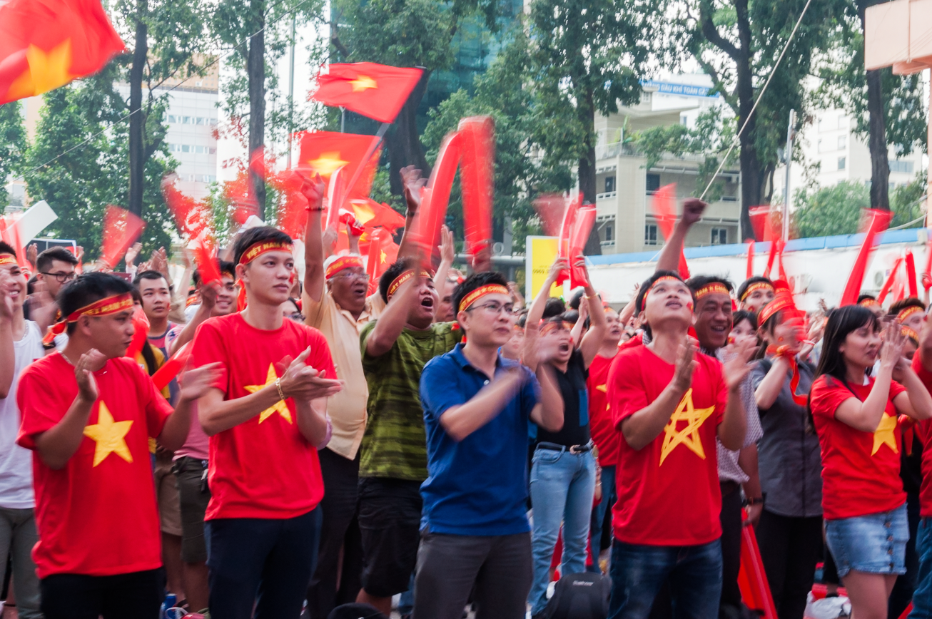 Fans react at the Ho Chi Minh City Youth Cultural House during Vietnam’s U23 AFC Championship semi-final against Qatar on January 23, 2018. Photo: Vu Ha Kim Vy