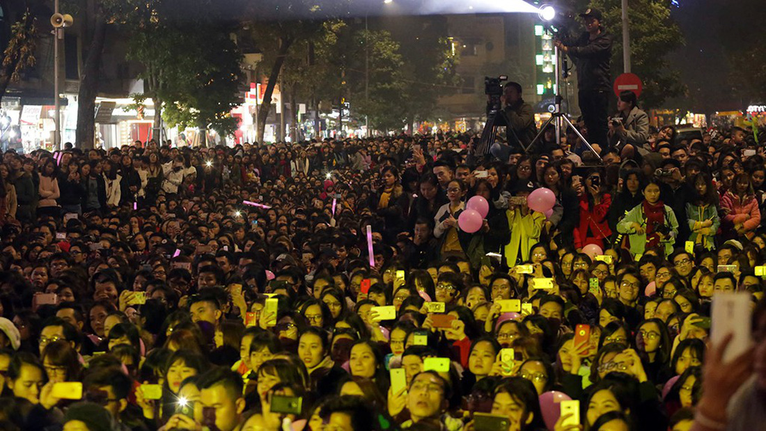 Fans crowd the downtown Dong Kinh Nghia Thuc Square in Hanoi for a performance by My Tam. Photo: Tuoi Tre