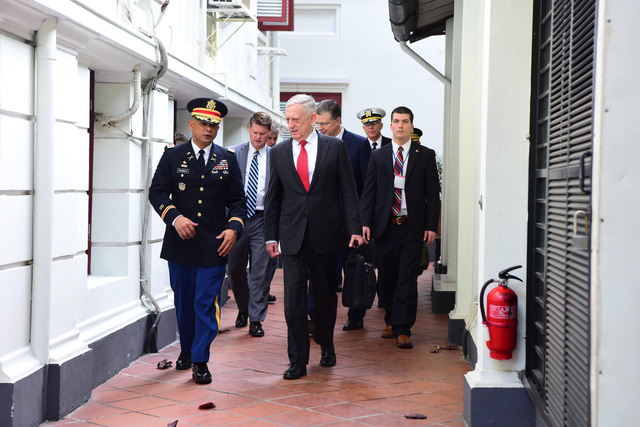 Secretary of Defense James Mattis tours the Defense POW/MIA Accounting Agency (DPAA). Photo: Tuoi Tre