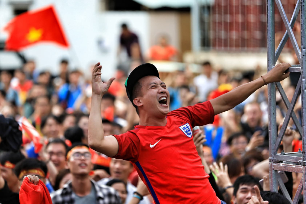 A fan celebrates after Vietnam scores a goal during the semifinal against Qatar in the 2018 AFC U23 Championship in China,January 23, 2018. Photo: Tuoi Tre