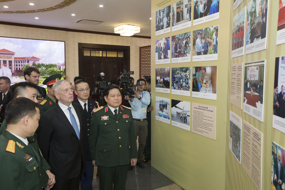 General Ngo Xuan Lich presented his guest with a photo collection detailing cooperation between the two countries in dealing with war consequences and partnering for United Nations peacekeeping efforts.