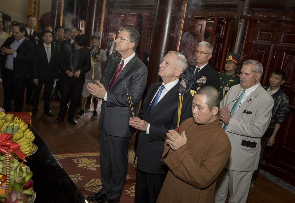 Secretary James Mattis (C) and U.S. Ambassador to Vietnam Daniel Kritenbrink at the Tran Quoc Pagoda.