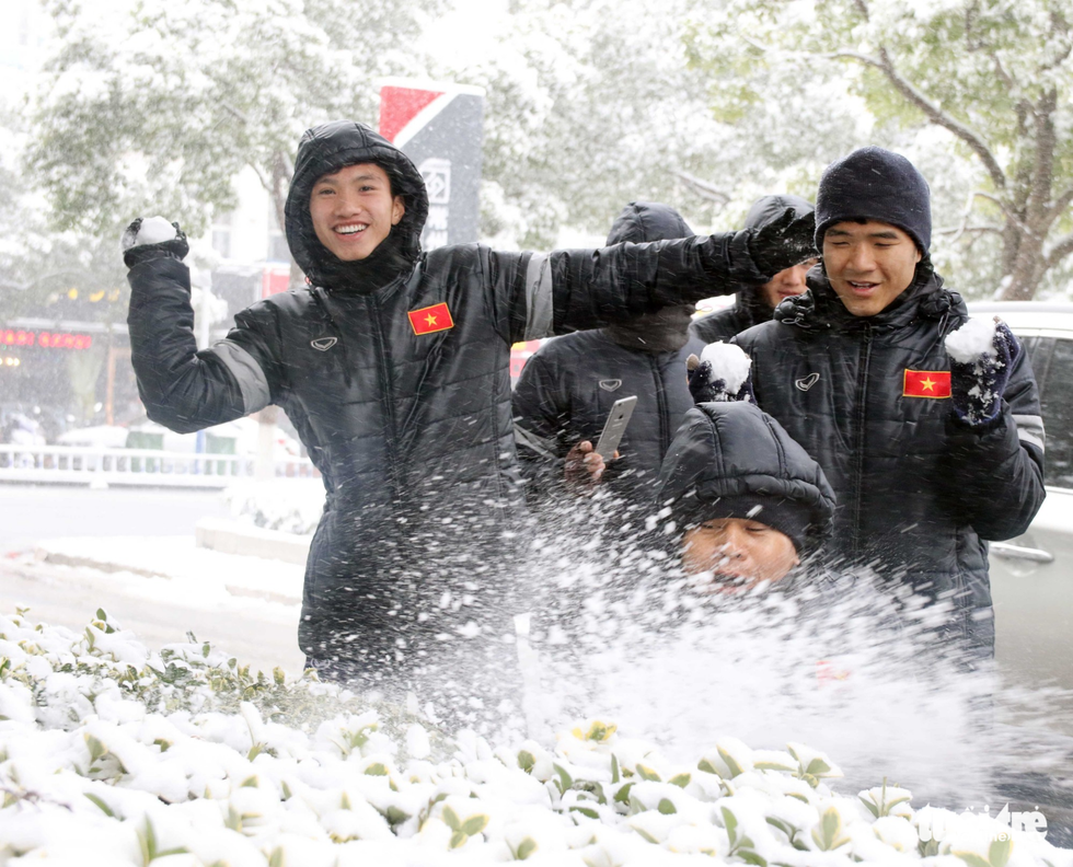 Members of team Vietnam to the 2018 AFC U23 Championship play in the snow in Changzhou, China, January 25, 2018. Photo: Tuoi Tre
