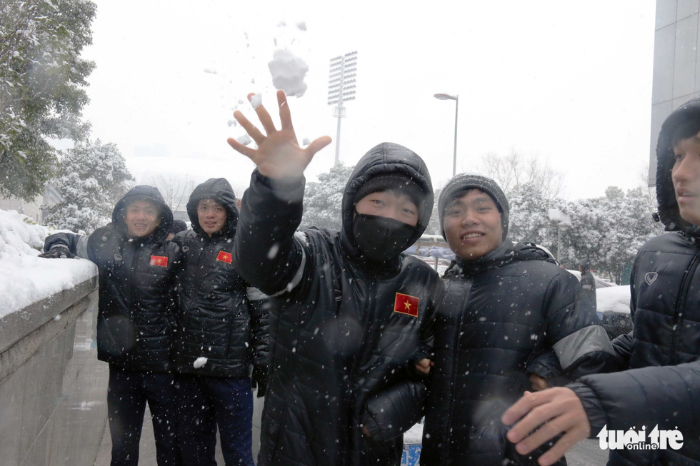 Members of team Vietnam to the 2018 AFC U23 Championship play in the snow in Changzhou, China, January 25, 2018. Photo: Tuoi Tre