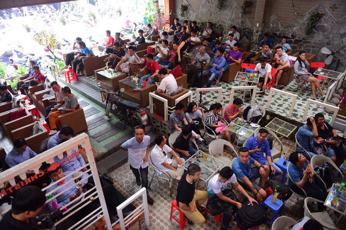 A coffee shop in District 10, Ho Chi Minh City is filled with people during the Vietnam- Qatar game on January 23. Photo: Tuoi Tre