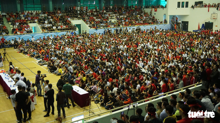 A large audience at the Hoang Mai District gymnasium in Hanoi on January 23. Photo: Tuoi Tre