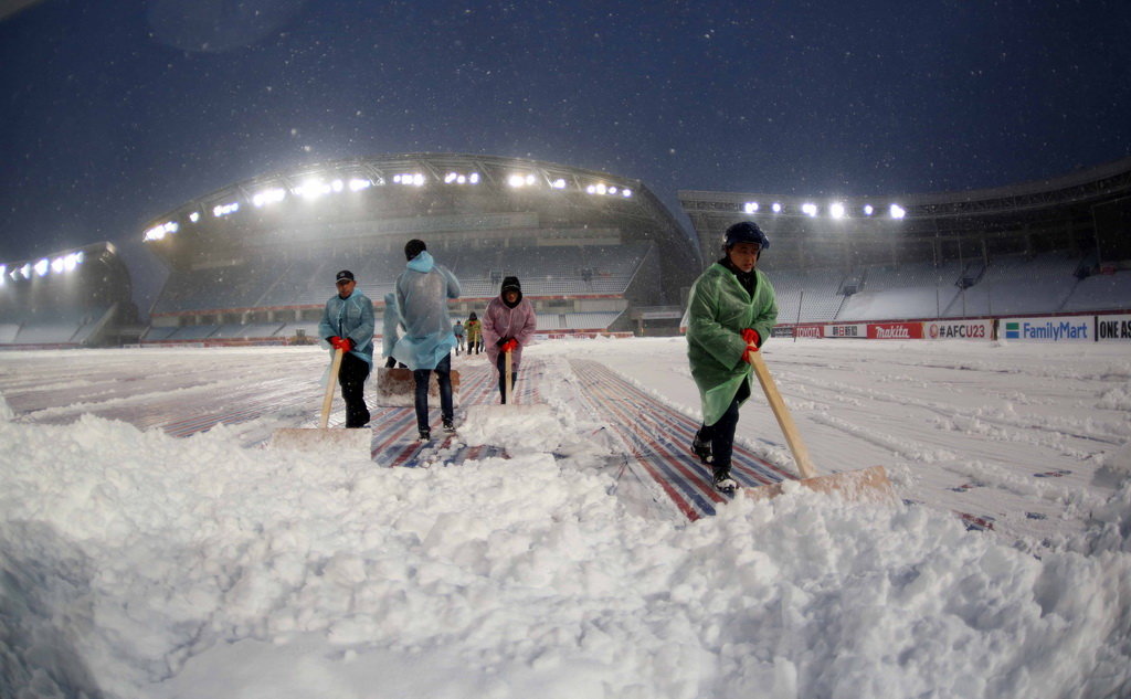 Workers clear the stadium at Changzhou Olympic Sports Center in Changzhou, China, January 25, 2018. Photo: Tuoi Tre