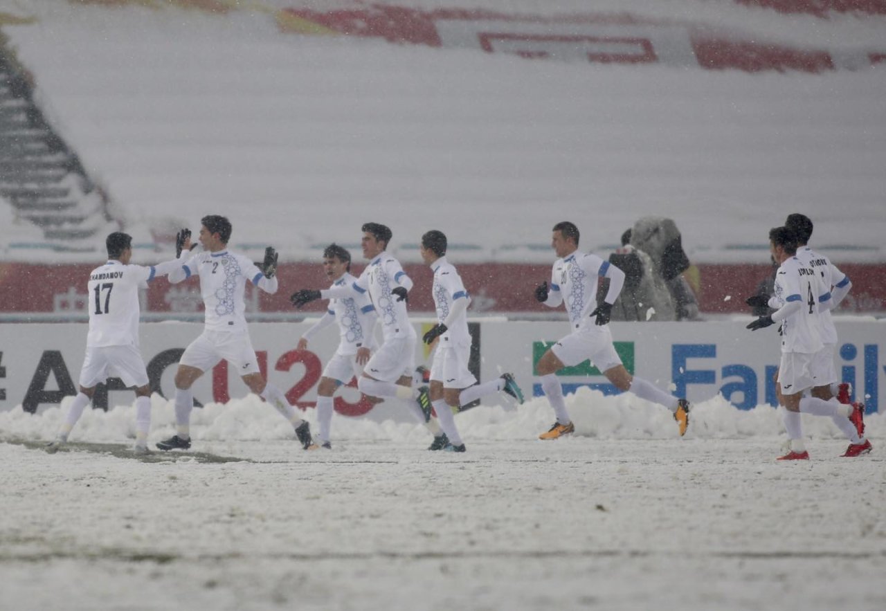 Uzbek players celebrate after  scoring the opening. Photo: Tuoi Tre